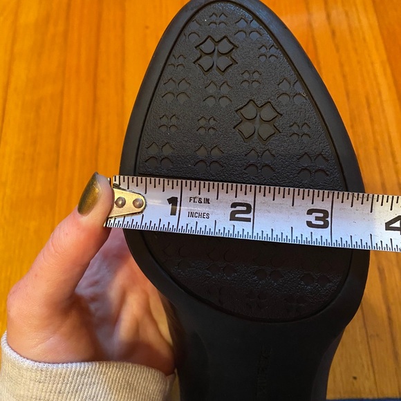 Comfy and classic Naturalizer heels wide width EUC - Picture 10 of 10